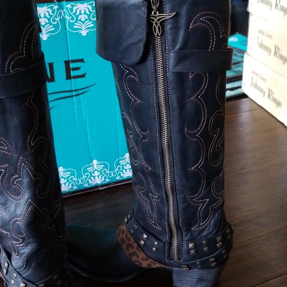 Boots - Picture 6 of 8